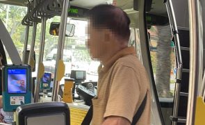 Apanhado a masturbar-se enquanto olha para jovem a dormir no autocarro