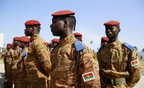 Ataque de alegados soldados mata pelo menos 60 civis no Burkina Faso