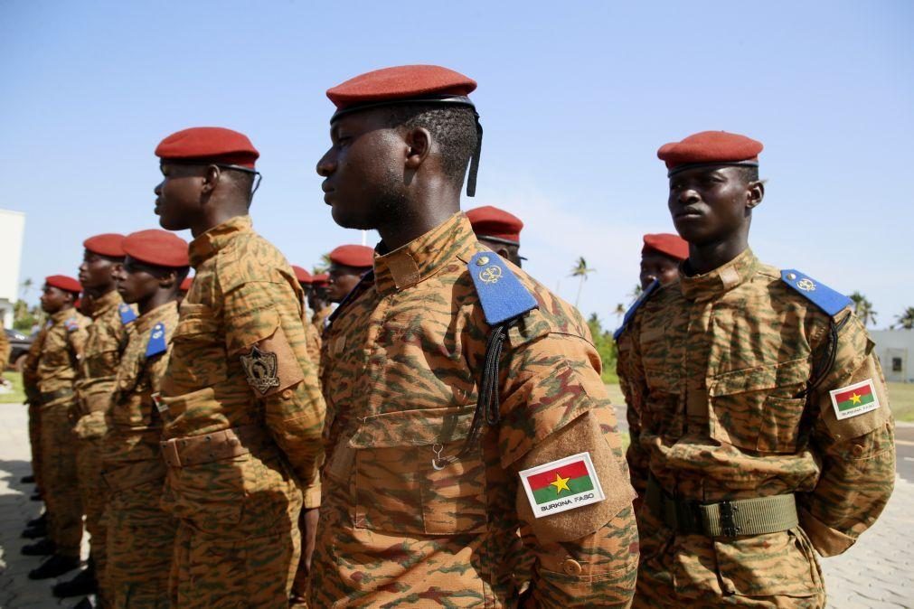 Ataque de alegados soldados mata pelo menos 60 civis no Burkina Faso