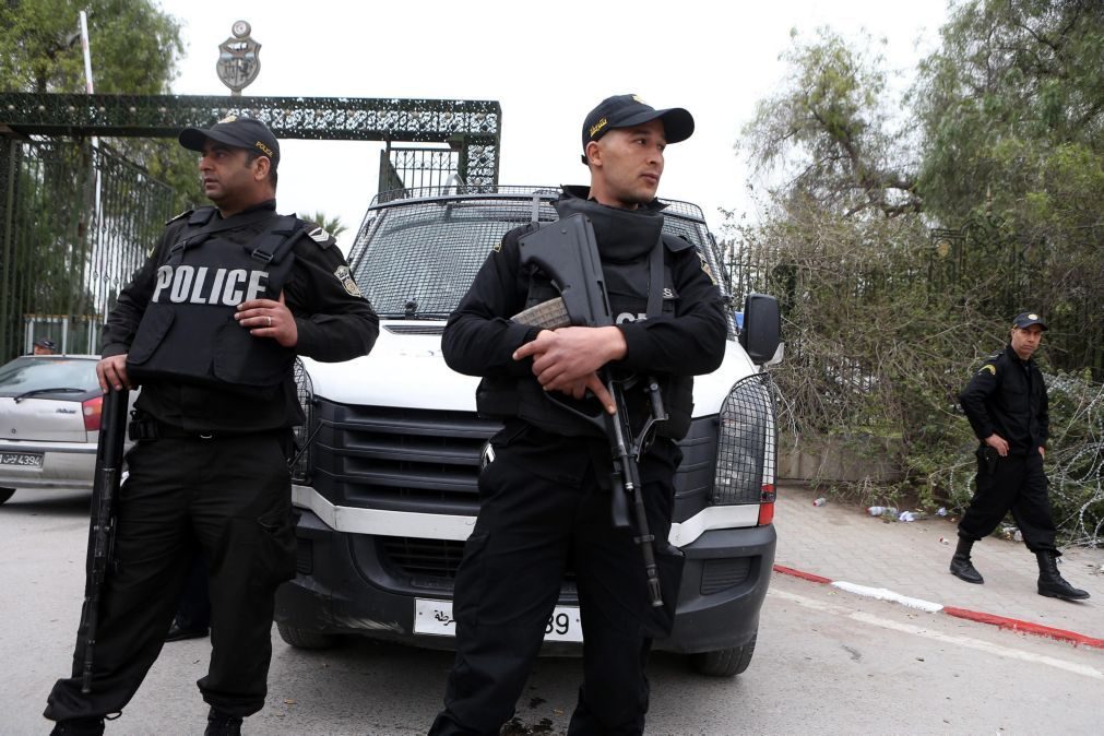 ALERTA NA TUNÍSIA: Dois polícias esfaqueados frente ao Parlamento