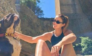 Maria Cerqueira Gomes em Espanha com o cão de Cayetano Rivera