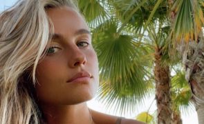 Kelly Bailey exibe barriga de grávida em biquíni