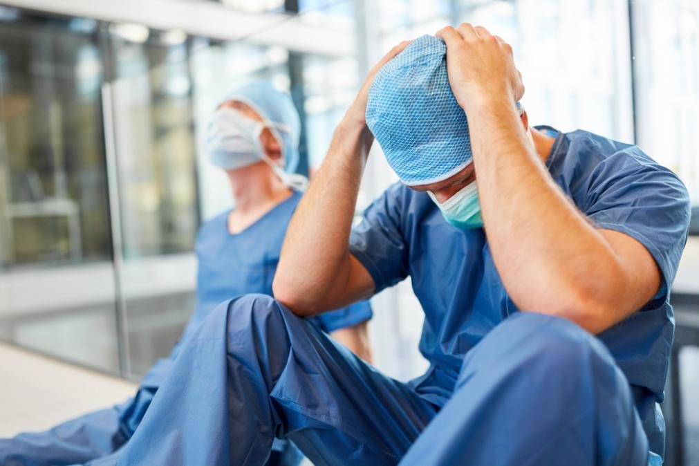 Médico do Hospital de Faro perfura intestino de paciente: 