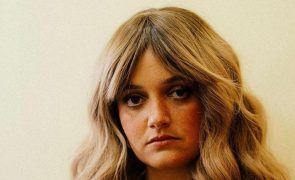 Carolina Deslandes rapa o cabelo e surpreende fãs [vídeo]