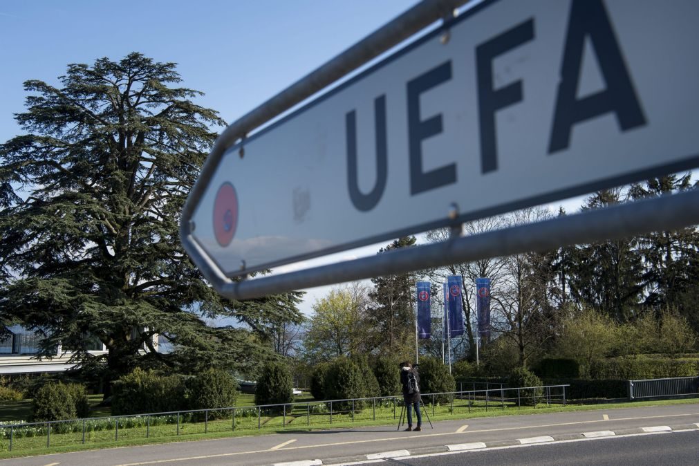 UEFA abre processo disciplinar ao Benfica por uso de pirotécnia em Old Trafford