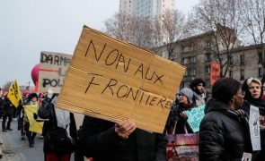 Milhares saem à rua em França contra lei de imigração proposta por Governo