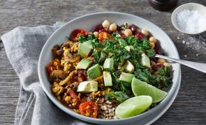 Verão - Saiba quais são os alimentos menos calóricos e inspire-se numa bowl proteica