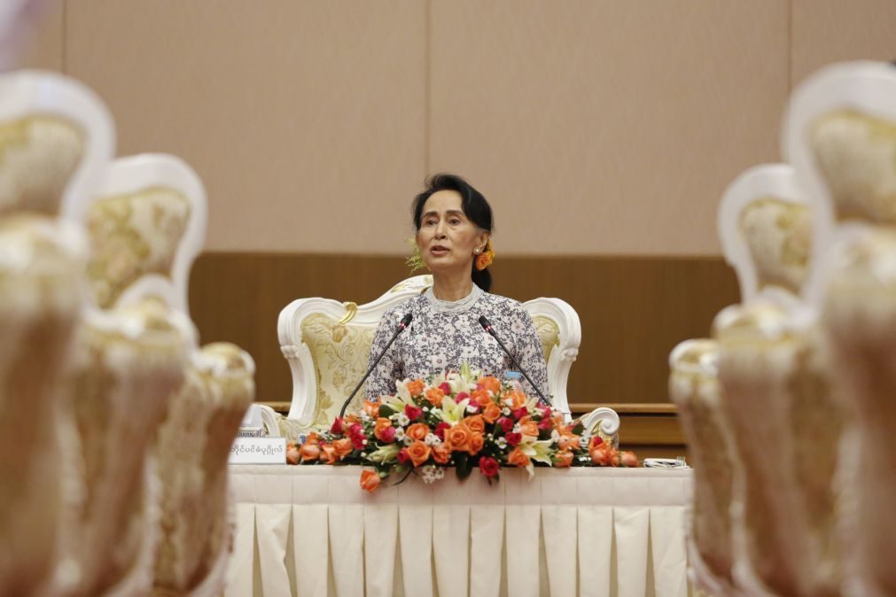 Líder birmanesa Aung San Suu Kyi visita pela primeira vez zona do conflito