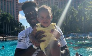 Filha de estrela da NFL morre afogada na piscina da casa do avô