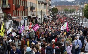 MIlhares de pessoas voltam às ruas francesas contra aumento da idade de reforma
