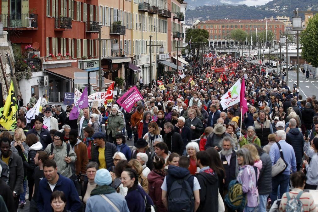 MIlhares de pessoas voltam às ruas francesas contra aumento da idade de reforma