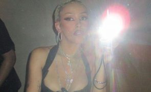 Doja Cat rouba todas as atenções com vestido transparente