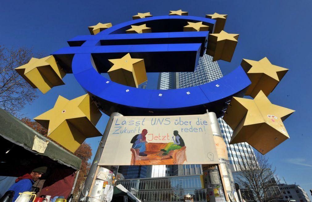 Taxa de inflação na zona euro sobe para 7% em abril após 6 meses a recuar