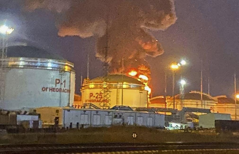 Incêndio atinge depósito de combustível na Rússia perto da fronteira