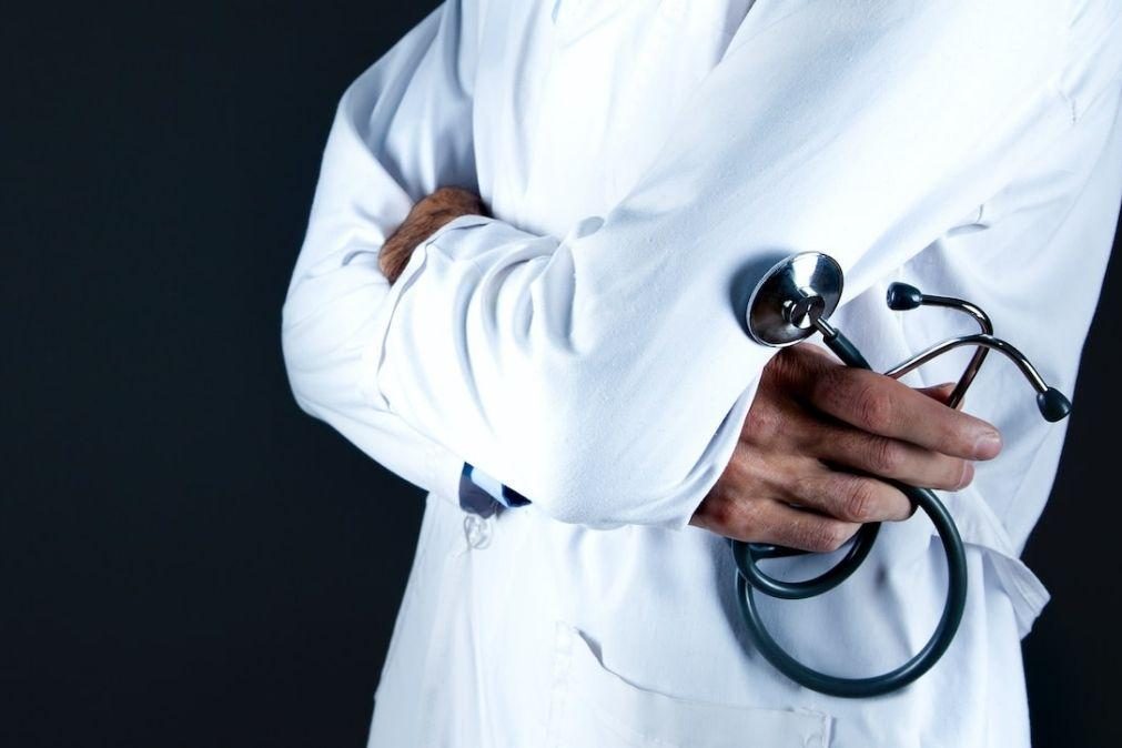 Médico francês acusado de envenenar doentes para depois os salvar