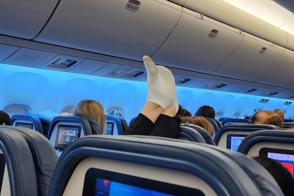 Passageiro deixa ar de avião irrespirável depois de colocar pés fedorentos no encosto de cabeça