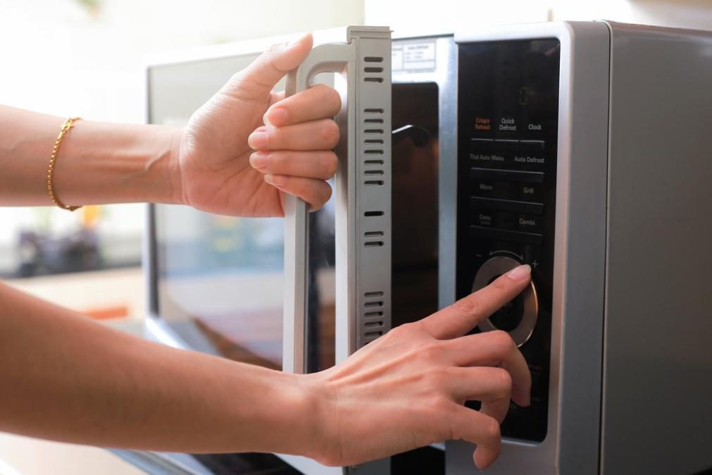 5 alimentos que não deve aquecer no microondas