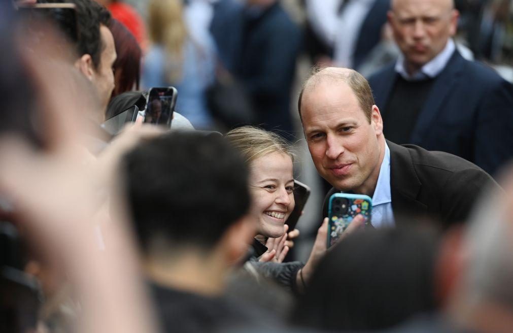 Príncipe William passeia no centro de Londres a dias da coroação de Carlos III