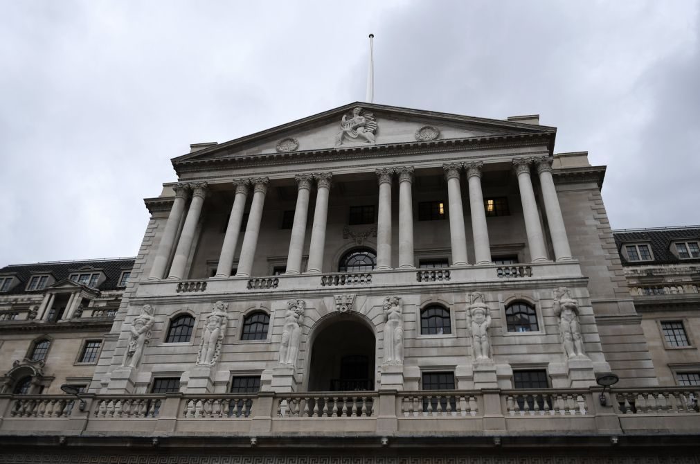 Banco de Inglaterra sobe taxa de juro pela primeira vez numa década