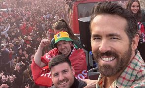 Ryan Reynolds leva jogadores do Wrexham a festejar em Las Vegas
