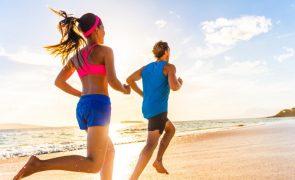 Descubra por que correr na praia pode não ser a melhor das ideias