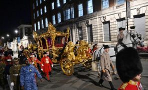 Carlos III recebe 'banho de multidão' em Londres na véspera da coroação