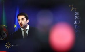 PS acusa líder do PSD de tentar reescrever a História e branquear medidas do Governo