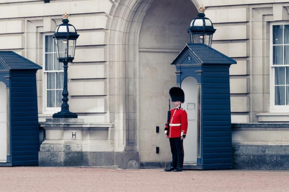 É por isto que a Guarda Real britânica usa chapéus tão altos
