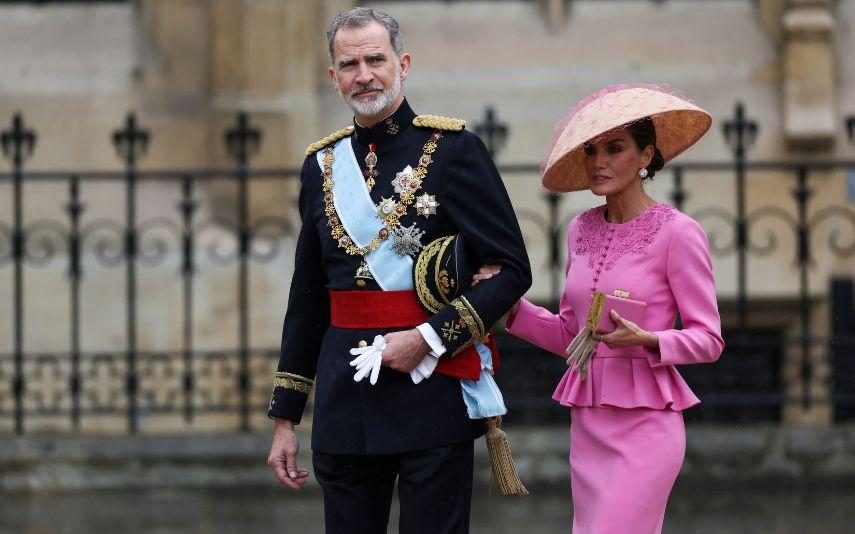 Rainha Letizia - Encanta com look rosa na Coroação de Carlos III