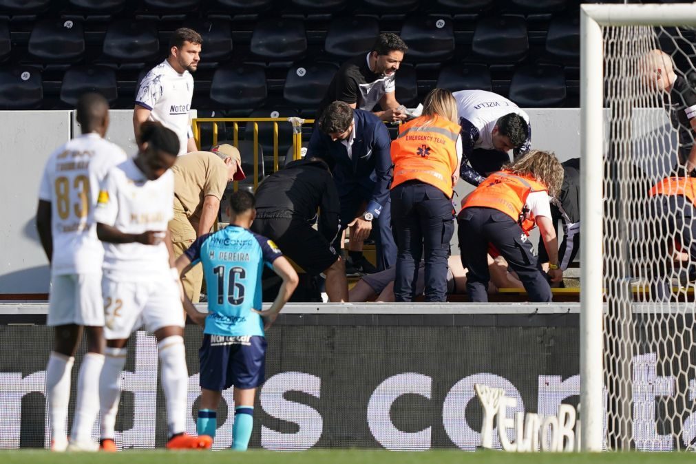 Jogo Vitória de Guimarães - Vizela interrompido após adepto cair da bancada