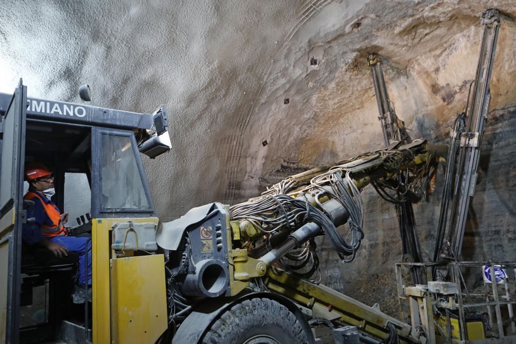 Construção com evolução positiva até março sobretudo nas obras públicas