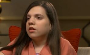 Casal adota criança que afinal é 'monstro sociopata' que tenta matar família