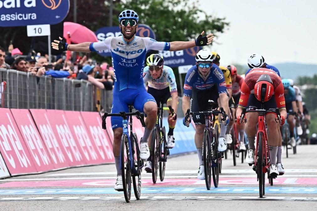 Giro: Michael Matthews vence terceira etapa, Remco Evenepoel reforça liderança