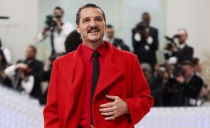 Pedro Pascal emociona fãs ao revelar por que posa com a mão colocada na barriga