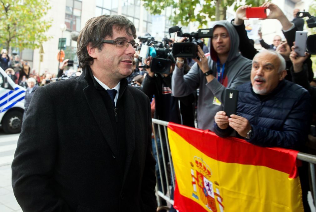 Advogado diz que Puigdemont tenciona cooperar com as autoridades
