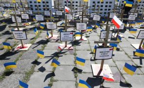 Bandeiras da Ucrânia bloqueiam caminho do embaixador russo na Polónia