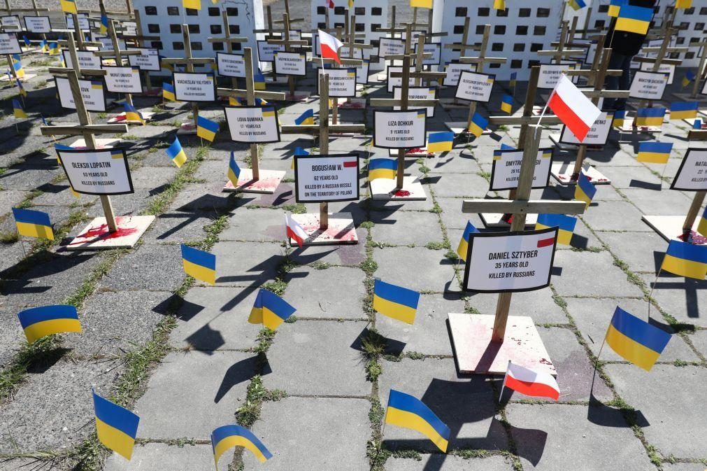 Bandeiras da Ucrânia bloqueiam caminho do embaixador russo na Polónia