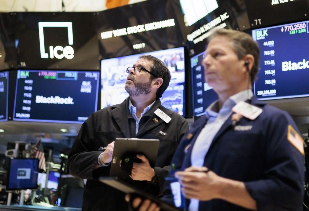 Wall Street fecha em baixa expectante com inflação e limite da dívida