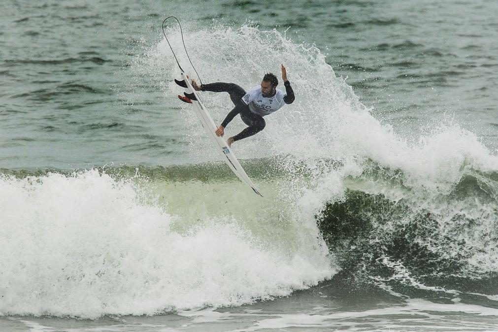 Frederico Morais na segunda ronda da etapa inaugural do Challenger Series de surf