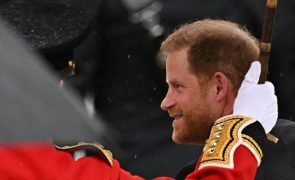O que diz a linguagem corporal do príncipe Harry na coroação do pai