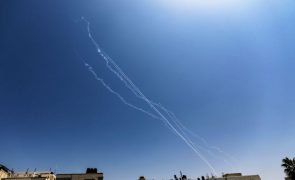 Dezenas de foguetes de artilharia disparados de Gaza contra o sul de Israel