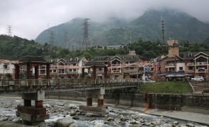 China lembra as quase 70.000 vítimas do terramoto de Wenchuan no 15º aniversário