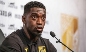 Guarda-redes Bruno Varela renova com Vitória de Guimarães até 2026