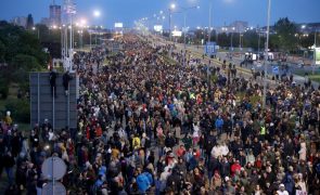 Dezenas de milhares marcham na Sérvia contra Governo populista após assassínios em massa