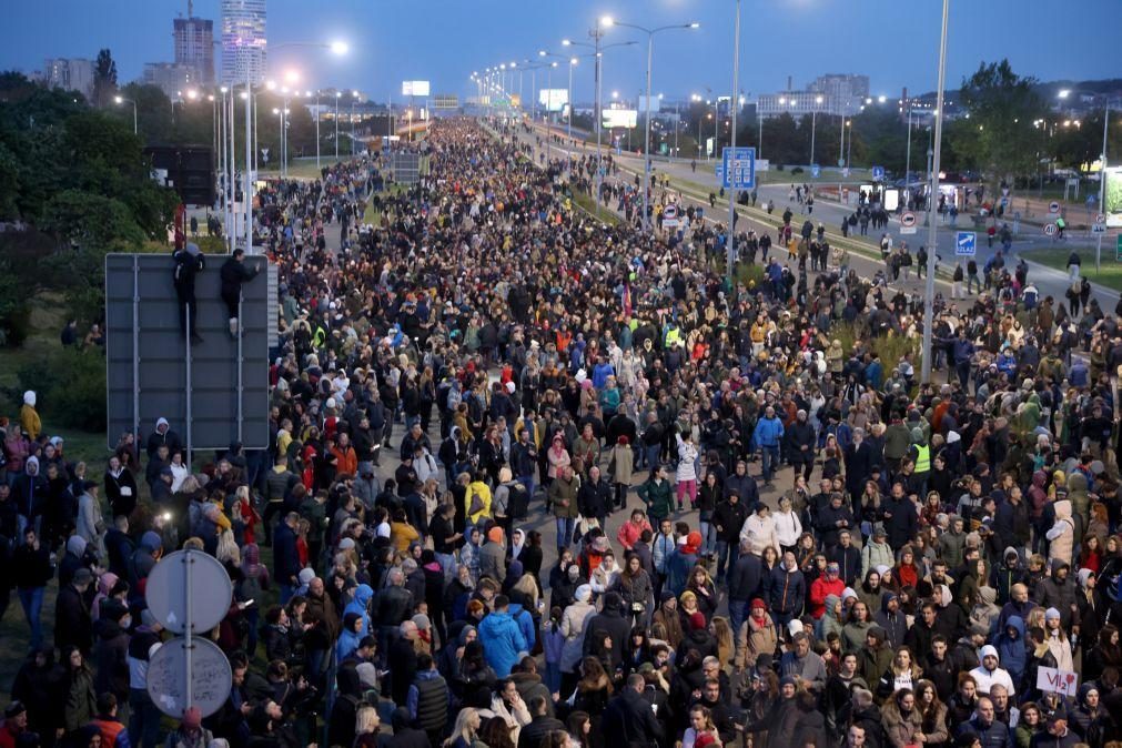 Dezenas de milhares marcham na Sérvia contra Governo populista após assassínios em massa