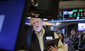 Wall Street fecha em baixa preocupada com confiança do consumidor e uma Fed dura
