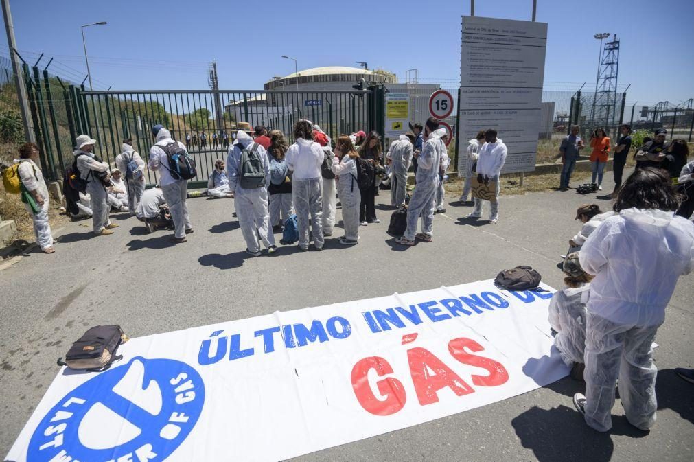 Mais de 150 ativistas em marcha para parar o gás no Porto de Sines