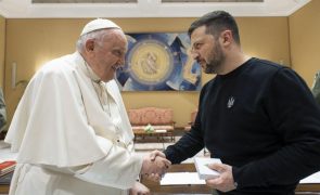 Papa defende urgência de gestos humanos em encontro com Zelensky