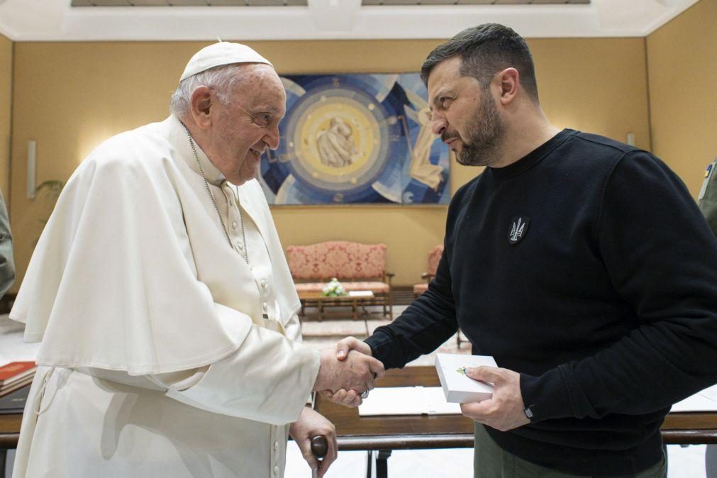Papa defende urgência de gestos humanos em encontro com Zelensky