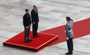 Zelensky recebido em Berlim com honras militares por Olaf Scholz